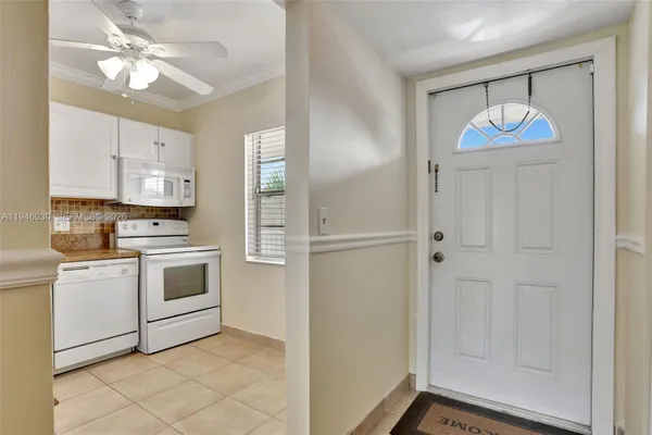 Property Slideshow image 2 of 26 | 551 nw 80th ter apt 203, Margate, FL, 33063
