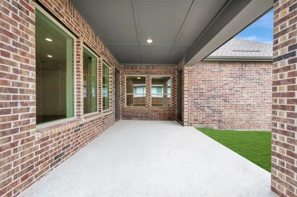 Property Slideshow image 2 of 34 | 2085 emerald grove dr, Arlington, TX, 76005