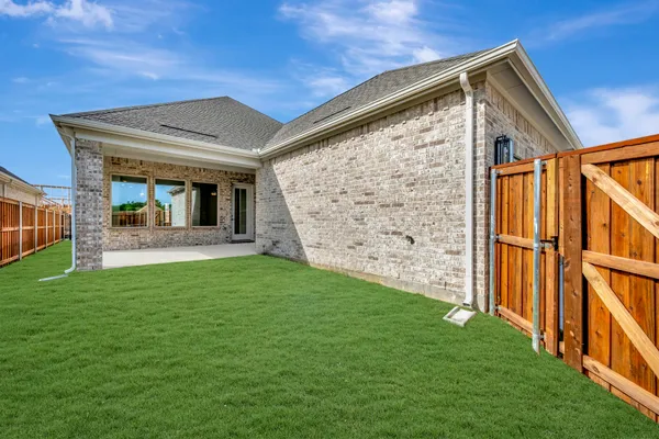 Property Slideshow image 3 of 39 | 2079 emerald grove ln, Arlington, TX, 76005