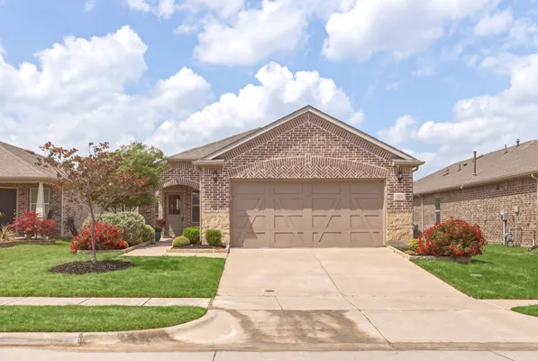 Property Slideshow image 2 of 32 | 917 rough hollow dr, Mckinney, TX, 75071