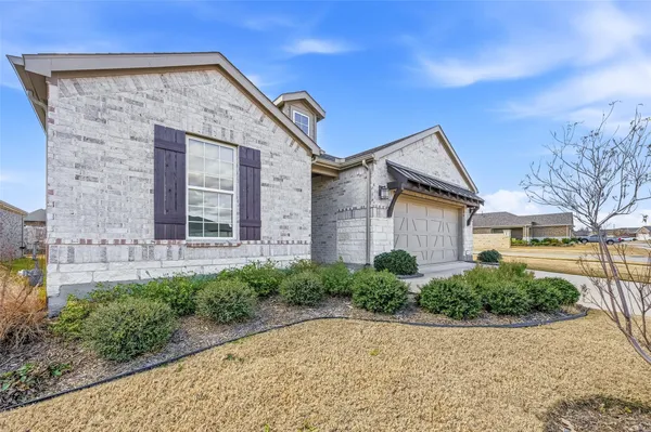 Property Slideshow image 2 of 40 | 300 sleepy willow ln, Mckinney, TX, 75071
