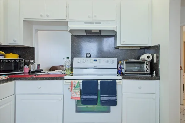 Property Slideshow image 2 of 20 | 2309 park ln 304, Hollywood, FL, 33021