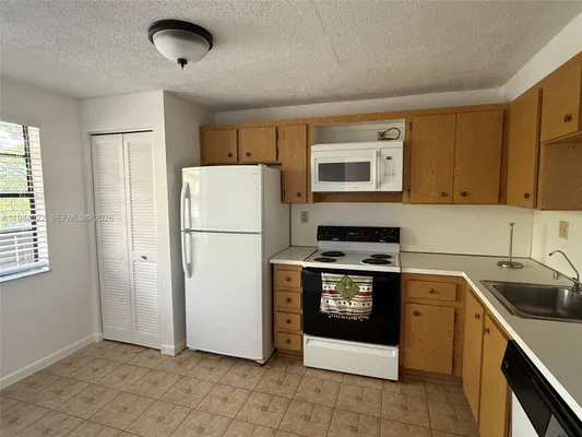 Property Slideshow image 2 of 9 | 1000 colony point cir 303, Pembroke Pines, FL, 33026