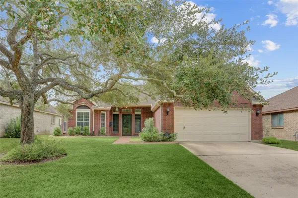 Property Slideshow image 2 of 17 | 2614 s peach hollow circle cir, Pearland, TX, 77584