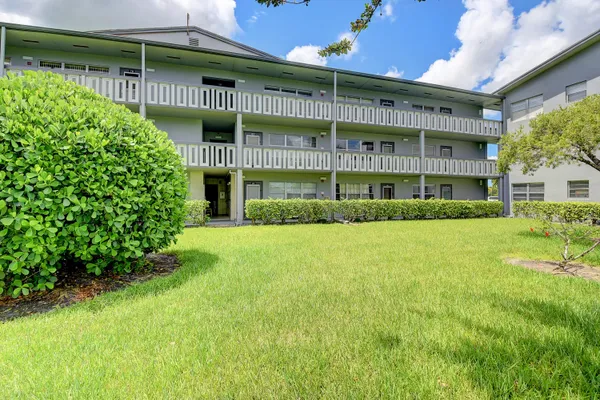 Property Slideshow image 2 of 47 | 49 suffolk b 49, Boca Raton, FL, 33434