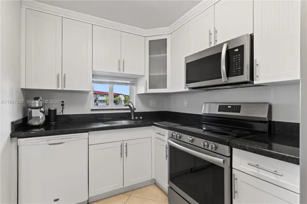 Property Slideshow image 3 of 38 | 9500 n hollybrook lake dr # 5-206, Pembroke Pines, FL, 33025