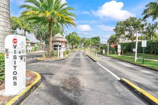 Property Slideshow image 2 of 38 | 9411 s belfort cir 208, Tamarac, FL, 33321