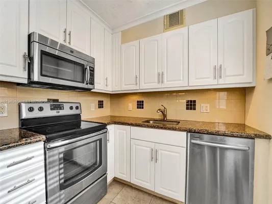 Property Slideshow image 2 of 50 | 251 sw 134th way 110m, Pembroke Pines, FL, 33027