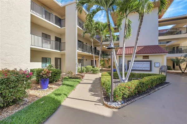 Property Slideshow image 2 of 35 | 11220 caravel cir apt 202, Fort Myers, FL, 33908
