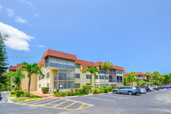 Property Slideshow image 3 of 54 | 3071 nw 47th ter 321, Lauderdale Lakes, FL, 33313