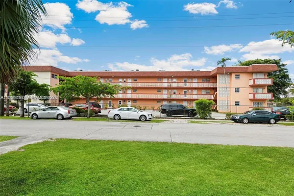 Property Slideshow image 2 of 4 | 18900 ne 3rd ct 510, Miami, FL, 33179