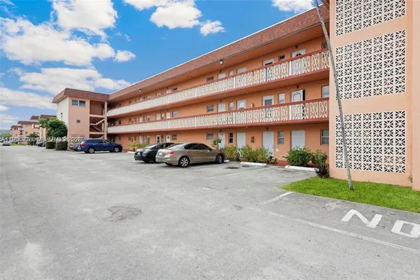 Property Slideshow image 3 of 4 | 18900 ne 3rd ct 510, Miami, FL, 33179