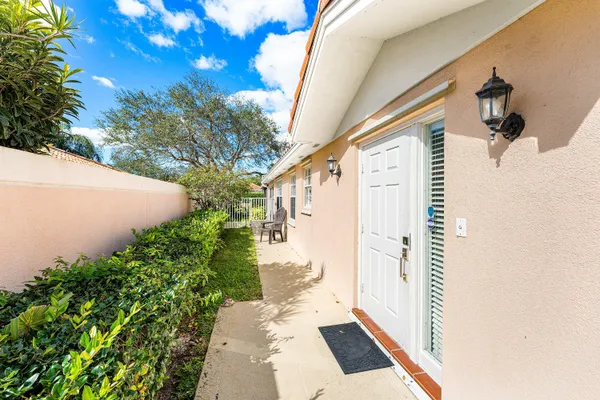 Property Slideshow image 3 of 43 | 2841 livingston ln, West Palm Beach, FL, 33411
