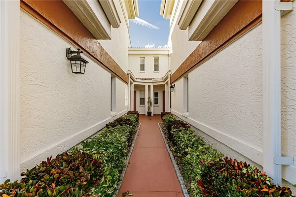 Property Slideshow image 2 of 33 | 13170 oakmont dr 7, Fort Myers, FL, 33907