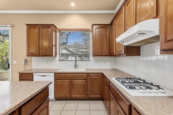 Property Slideshow image 3 of 33 | 211 whispering wind dr, Georgetown, TX, 78633