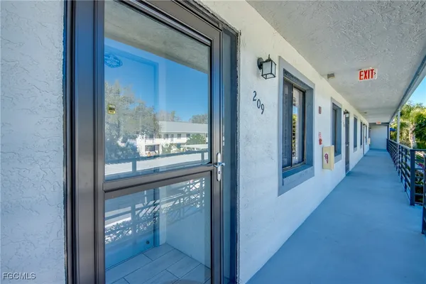 Property Slideshow image 3 of 50 | 12520 cold stream dr 209, Fort Myers, FL, 33912