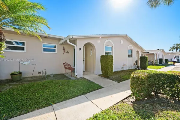 Property Slideshow image 2 of 30 | 2772 dudley dr d, West Palm Beach, FL, 33415