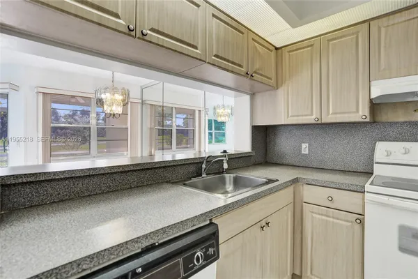 Property Slideshow image 2 of 69 | 900 sw 128th ave 103d, Pembroke Pines, FL, 33027