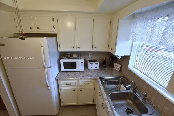 Property Slideshow image 2 of 23 | 2832 crosley dr c, West Palm Beach, FL, 33415