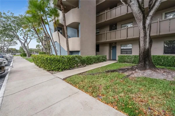 Property Slideshow image 2 of 30 | 901 colony point cir 123, Pembroke Pines, FL, 33026