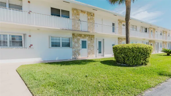 Property Slideshow image 2 of 48 | 301 s golf blvd 172, Pompano Beach, FL, 33064