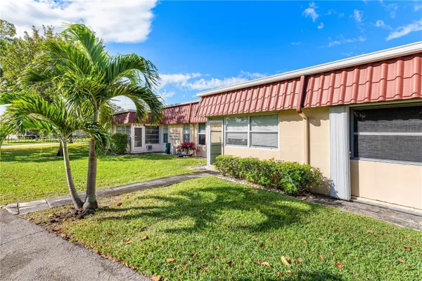 Property Slideshow image 2 of 46 | 528 franconia cir, Lake Worth, FL, 33467