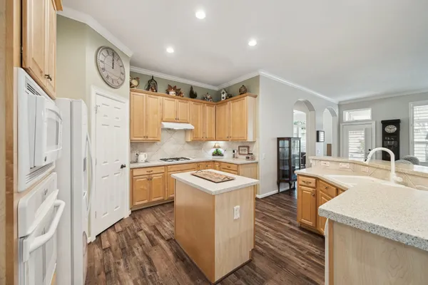 Property Slideshow image 2 of 35 | 167 e northcastle cir, Conroe, TX, 77384