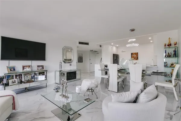 Property Slideshow image 2 of 38 | 3333 ne 34th st 304, Fort Lauderdale, FL, 33308