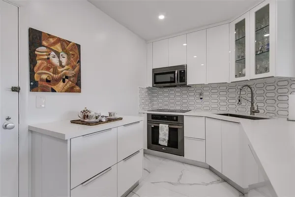 Property Slideshow image 3 of 38 | 3333 ne 34th st 304, Fort Lauderdale, FL, 33308