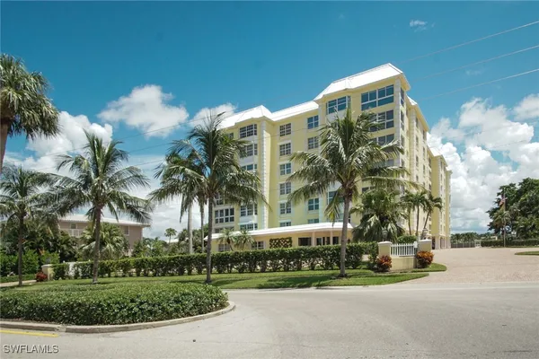 Property Slideshow image 2 of 31 | 1900 gulf shore blvd 303, Naples, FL, 34102
