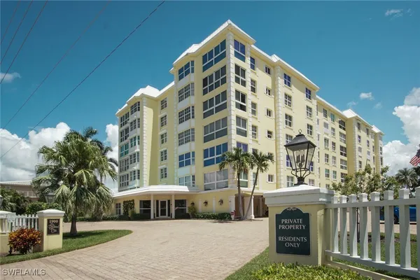 Property Slideshow image 3 of 31 | 1900 gulf shore blvd 303, Naples, FL, 34102