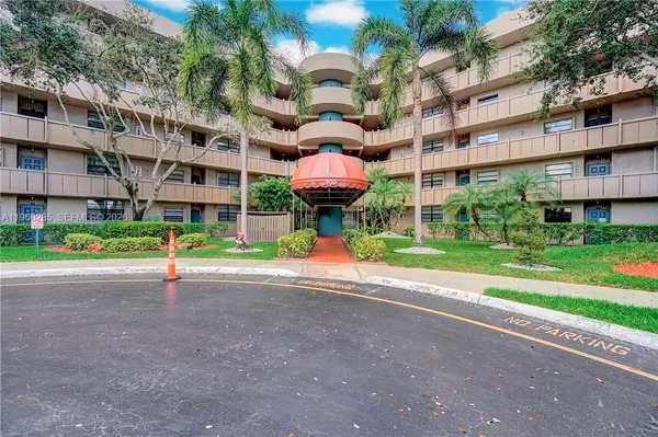 Property Slideshow image 3 of 30 | 900 colony point cir 505, Pembroke Pines, FL, 33026