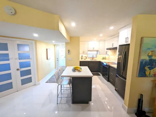 Property Slideshow image 2 of 29 | 9300 n hollybrook lake dr 303, Pembroke Pines, FL, 33025