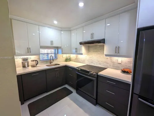 Property Slideshow image 3 of 29 | 9300 n hollybrook lake dr 303, Pembroke Pines, FL, 33025