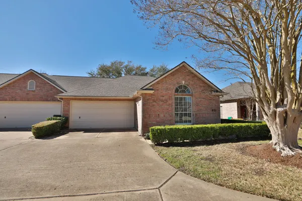 Property Slideshow image 3 of 18 | 827 apple blossom dr, Pearland, TX, 77584