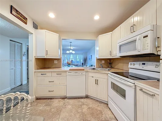 Property Slideshow image 2 of 28 | 410 se 2nd st 115, Hallandale Beach, FL, 33009