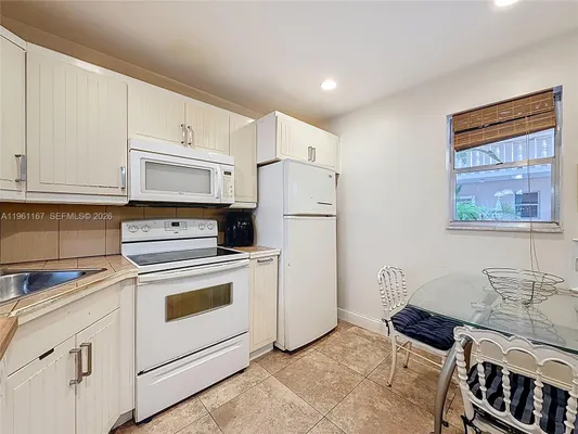 Property Slideshow image 3 of 28 | 410 se 2nd st 115, Hallandale Beach, FL, 33009