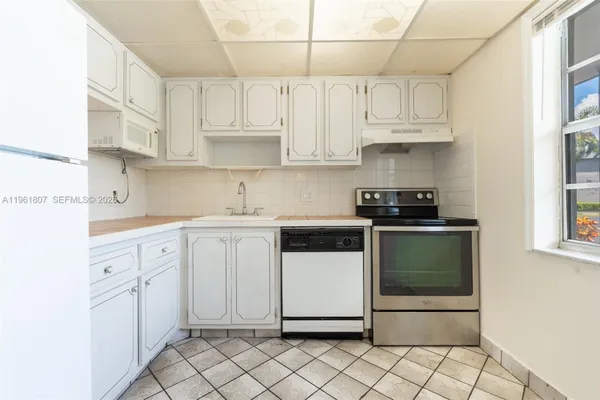 Property Slideshow image 3 of 23 | 7877 golf cir dr 108, Margate, FL, 33063