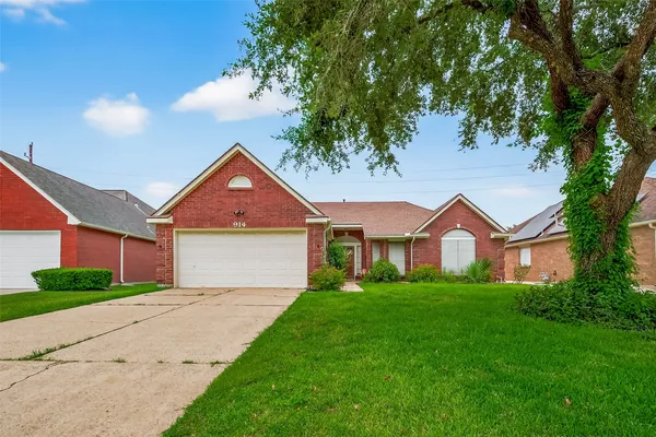 Property Slideshow image 2 of 36 | 914 w peach hollow cir, Pearland, TX, 77584