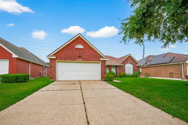 Property Slideshow image 2 of 48 | 914 w peach hollow cir, Pearland, TX, 77584