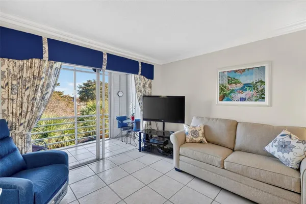 Property Slideshow image 2 of 36 | 2900 nw 47th ter 405b, Lauderdale Lakes, FL, 33313