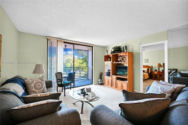 Property Slideshow image 3 of 47 | 1101 colony point cir 422, Pembroke Pines, FL, 33026