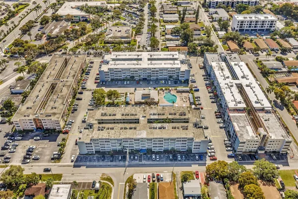 Property Slideshow image 2 of 34 | 329 se 3rd st 403t, Hallandale Beach, FL, 33009