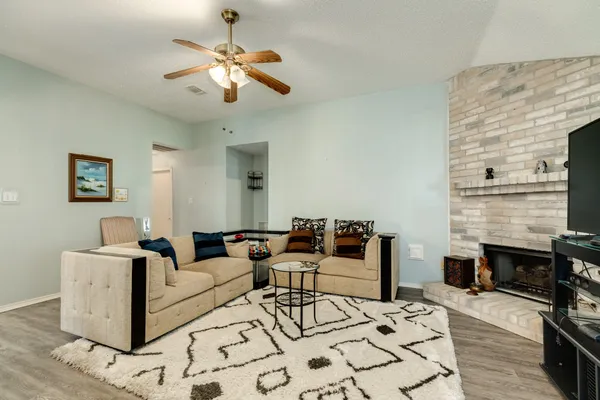 Property Slideshow image 3 of 14 | 2819 s peach hollow cir, Pearland, TX, 77584