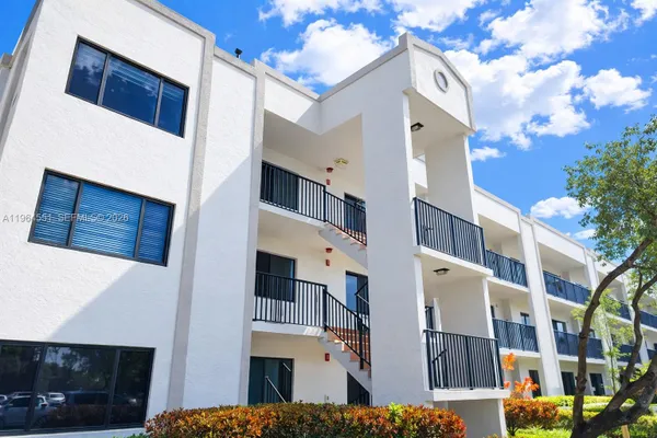 Property Slideshow image 2 of 34 | 10722 w clairmont cir 102, Tamarac, FL, 33321