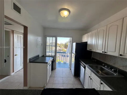 Property Slideshow image 3 of 26 | 2223 park ln 304, Hollywood, FL, 33021