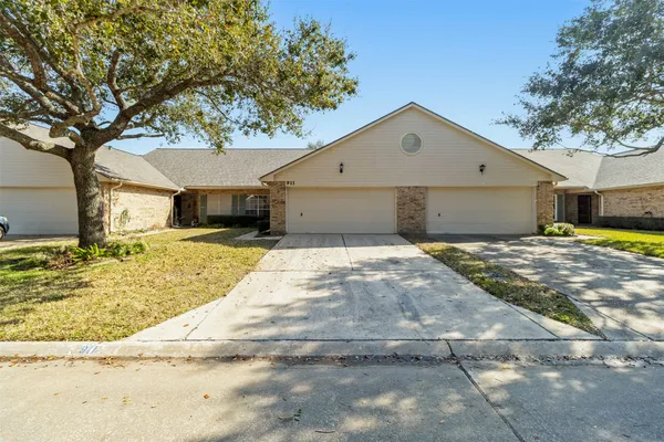 Property Slideshow image 2 of 33 | 911 woodfern glen ln, Pearland, TX, 77584