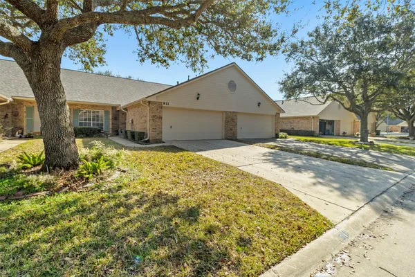 Property Slideshow image 3 of 33 | 911 woodfern glen ln, Pearland, TX, 77584