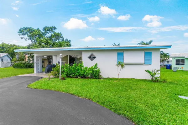 Property Slideshow image 2 of 25 | 3201 abbott ln 110, Hollywood, FL, 33021