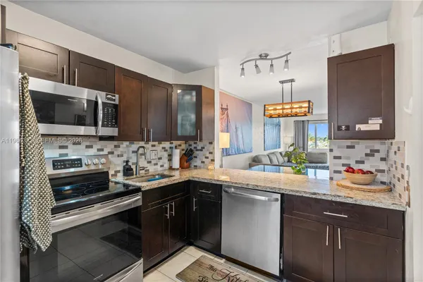Property Slideshow image 2 of 35 | 2223 park ln 210, Hollywood, FL, 33021